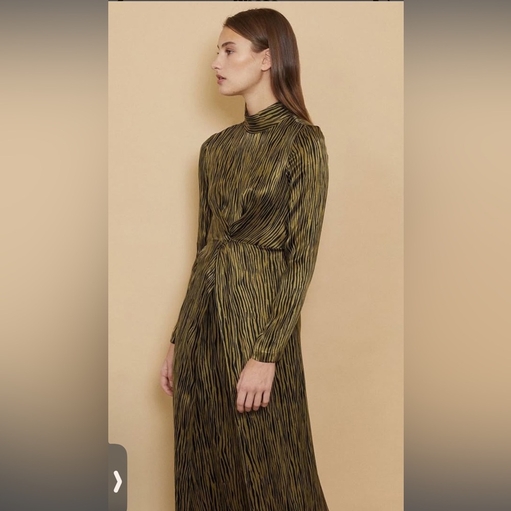 Petersyn Zuma Dress - Elegant Olive Green Long Sleeve Dress